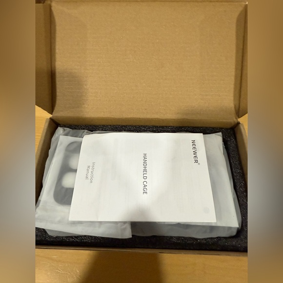 NEEWER 15 Pro Max Phone Cage Video Rig with Dual Handles Compatible with iPhone - Picture 5 of 10